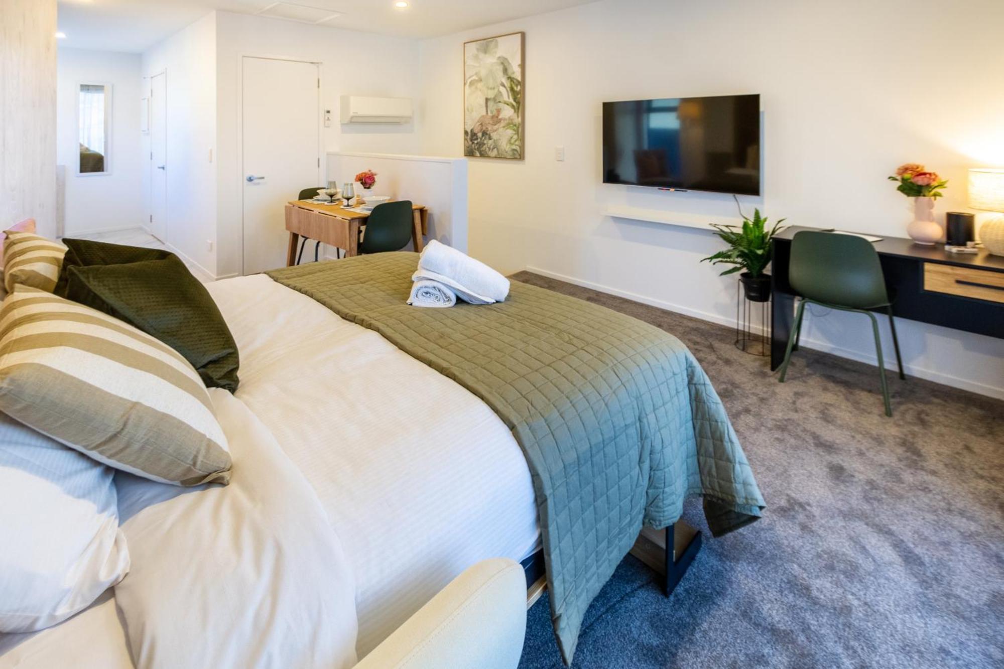 Luxury Studio With Balcony - Close To Supermarket Christchurch Exteriér fotografie