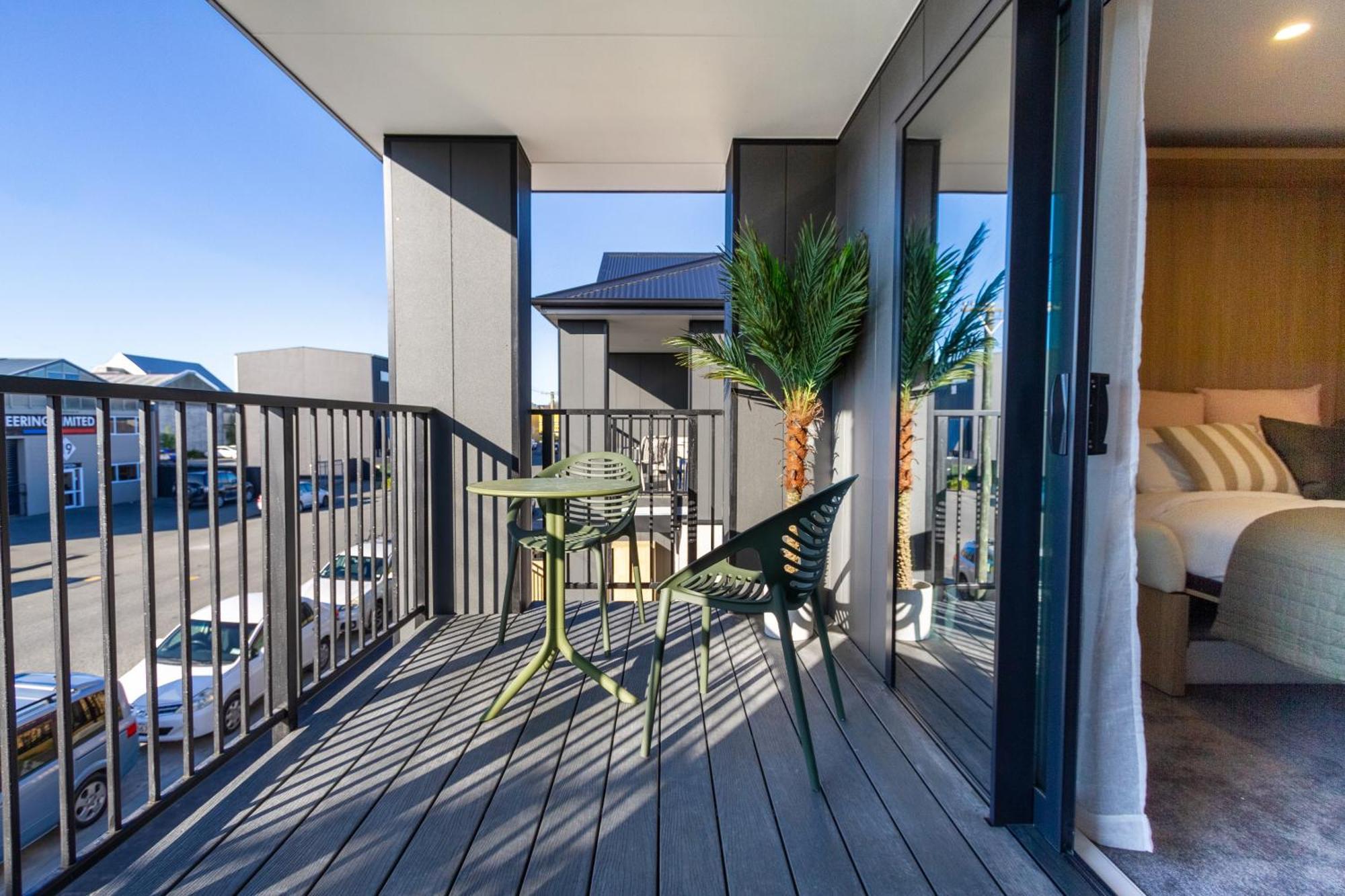 Luxury Studio With Balcony - Close To Supermarket Christchurch Exteriér fotografie