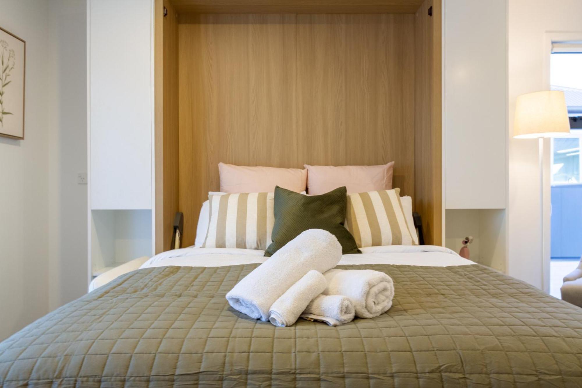 Luxury Studio With Balcony - Close To Supermarket Christchurch Exteriér fotografie