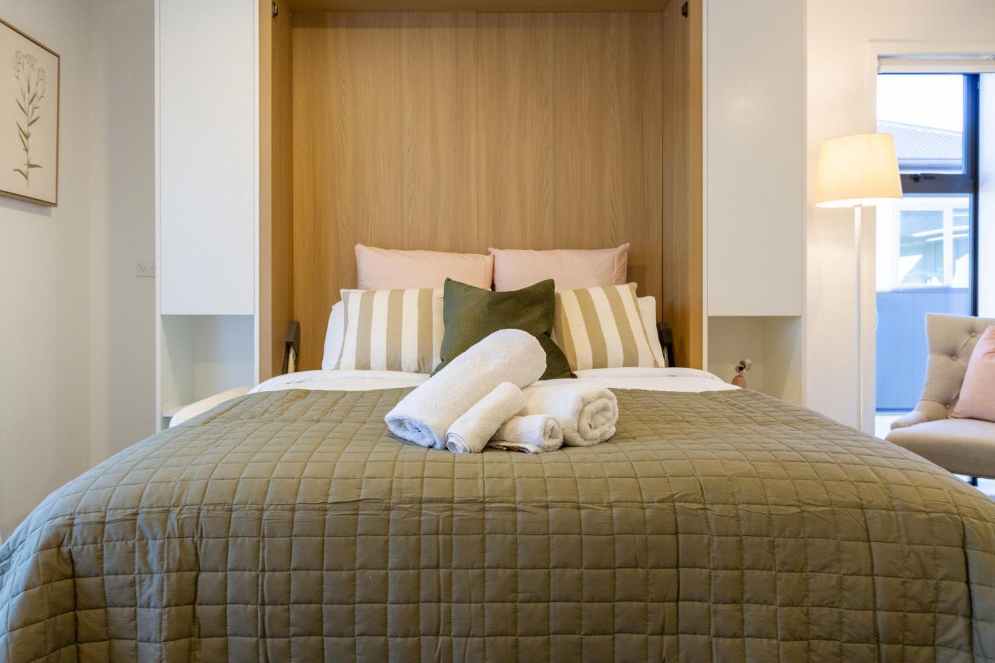 Luxury Studio With Balcony - Close To Supermarket Christchurch Exteriér fotografie